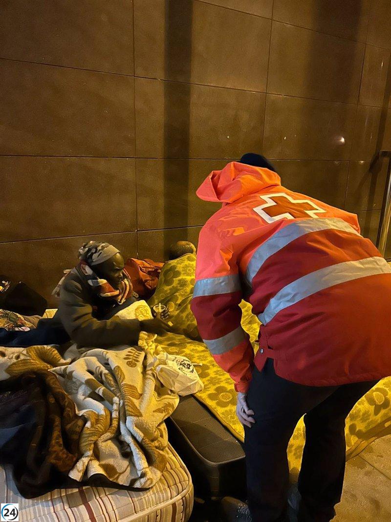 Cruz Roja Zaragoza intensifica su apoyo a las personas sin hogar ante el frío extremo.