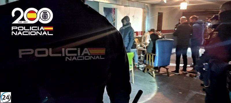 Encuentran a 22 individuos residiendo en un garaje devastado por el fuego en Delicias, Zaragoza