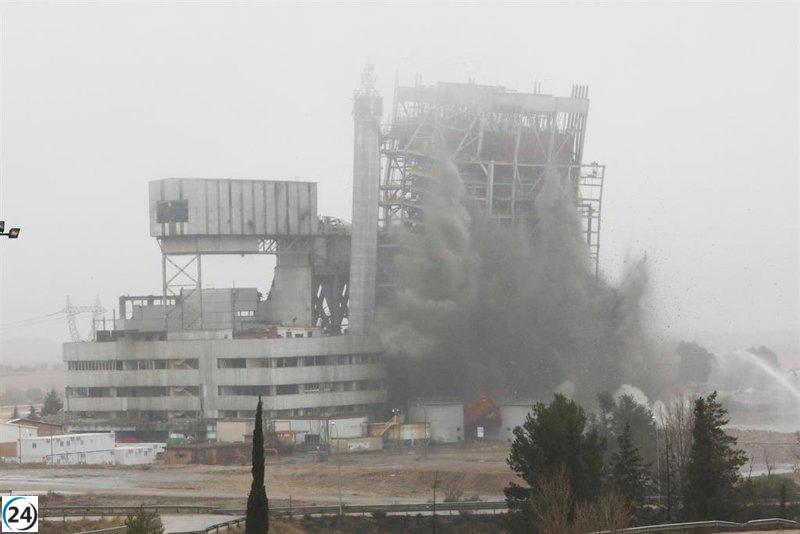 Endesa destroza la última caldera de la Central Térmica de Andorra volando en pedazos