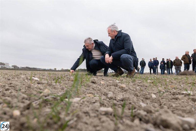 Azcón critica la falta de apoyo del Gobierno a los agricultores aragoneses y cuestiona el trasvase de sus aguas.