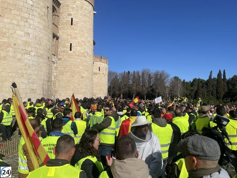 Violencia puntual de agricultores en las Cortes de Aragón: Interior justifica falta de intervención policial.