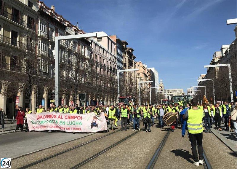 Cientos de agricultores cortan paseo Independencia con tractores por reformas en la PAC