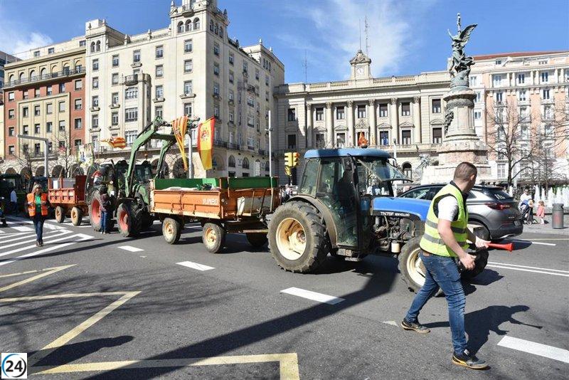 Agricultores de Cosuenda y tractores marchan por Zaragoza para exigir apoyo.