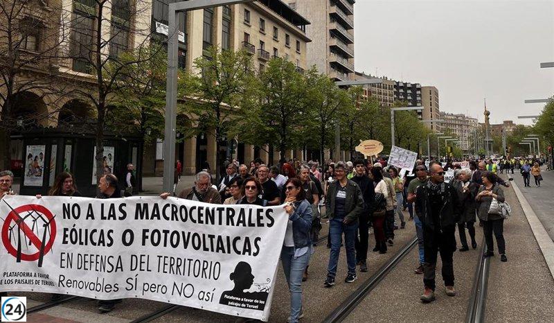 Manifestación en Zaragoza contra proyectos de energías renovables defiende el territorio.