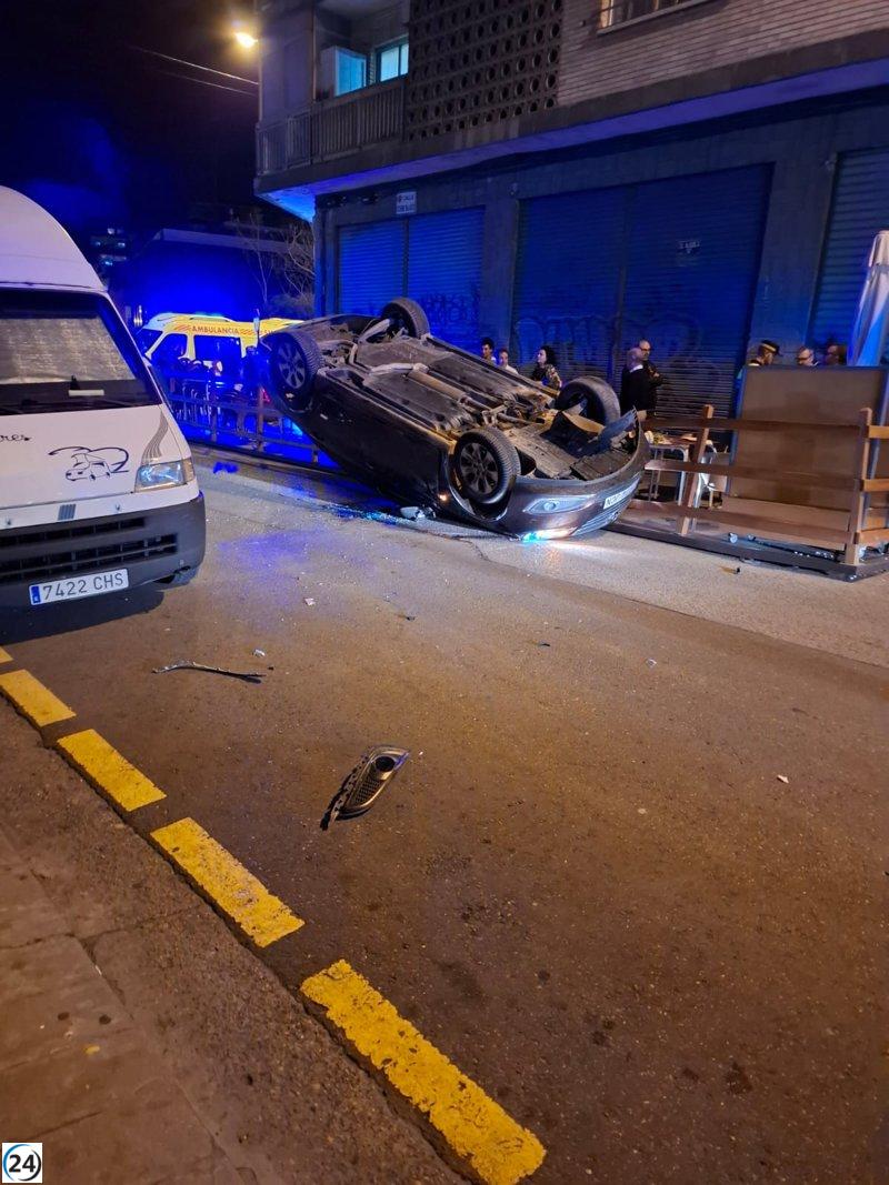 Accidente en Zaragoza tras colisión con furgoneta estacionada y velador