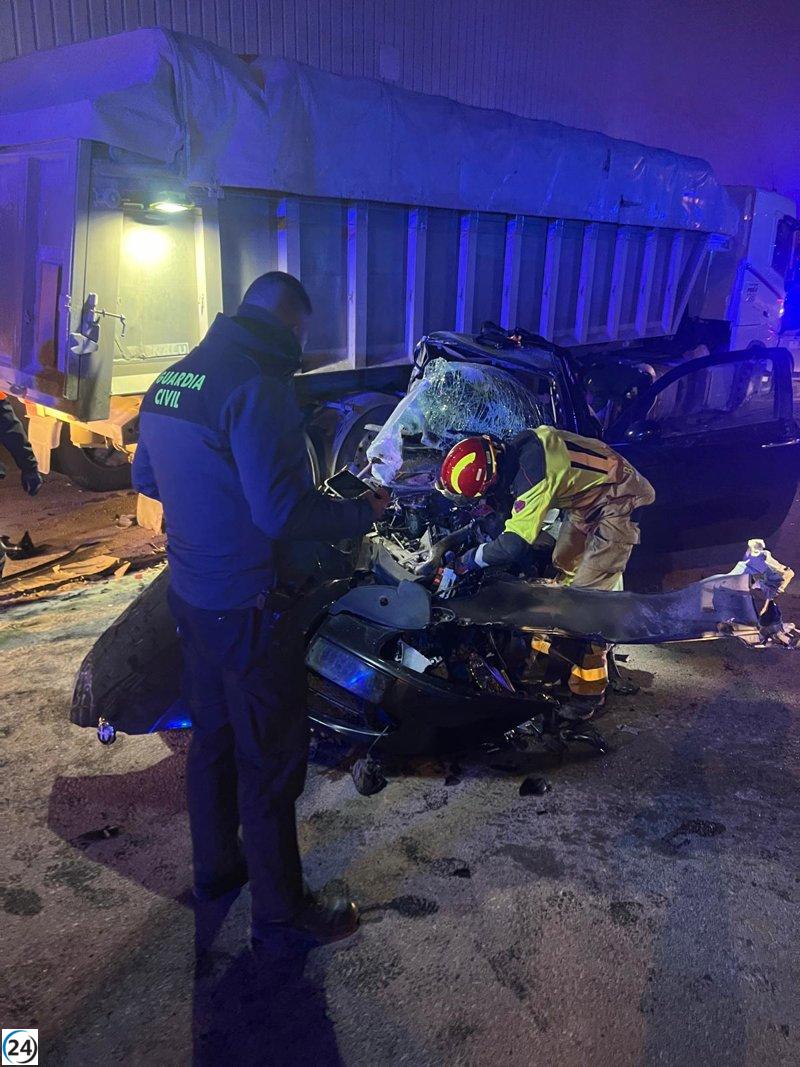 Cinco jóvenes chocan contra camión estacionado en Andorra (Teruel)