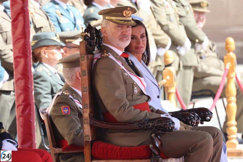 Felipe VI jura bandera junto a la Princesa Leonor tras 40 años en la AGM.