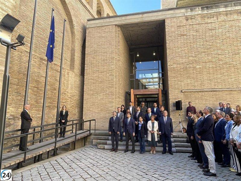 La presidenta de las Cortes de Aragón iza la bandera de la UE y advierte sobre la falta de confianza ciudadana.