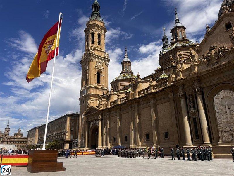 Gran asistencia en el izado de la bandera en la plaza del Pilar