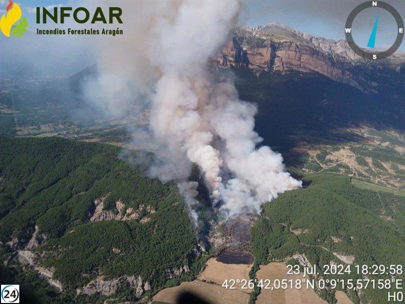 El incendio forestal obliga a evacuar a los residentes de Araguás y San Lorién.