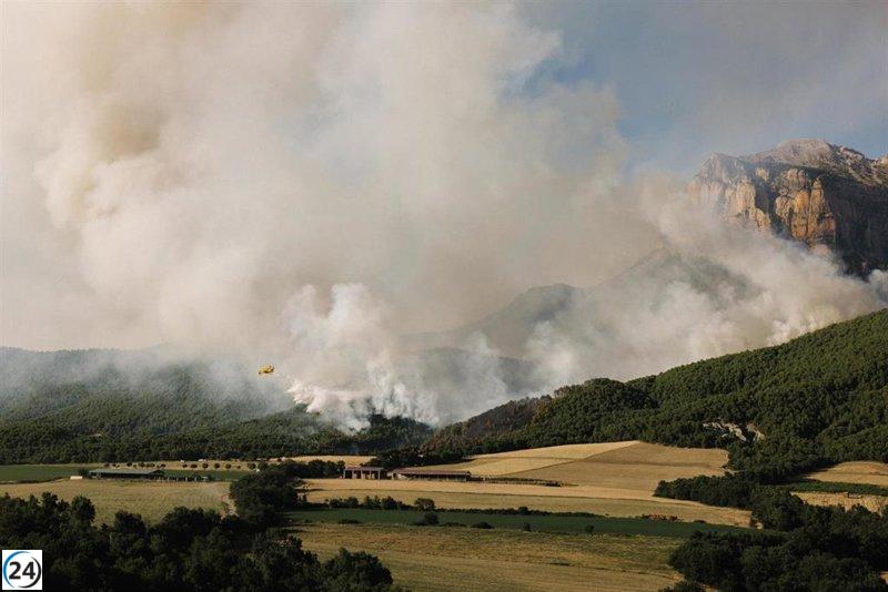 Continúa ardiendo el incendio en El Pueyo de Araguás, daños en 35 hectáreas.