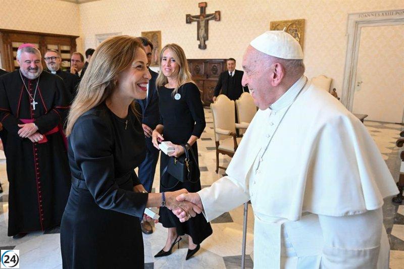 Natalia Chueca invita al Papa a celebrar el 40 aniversario de la visita de Juan Pablo II.