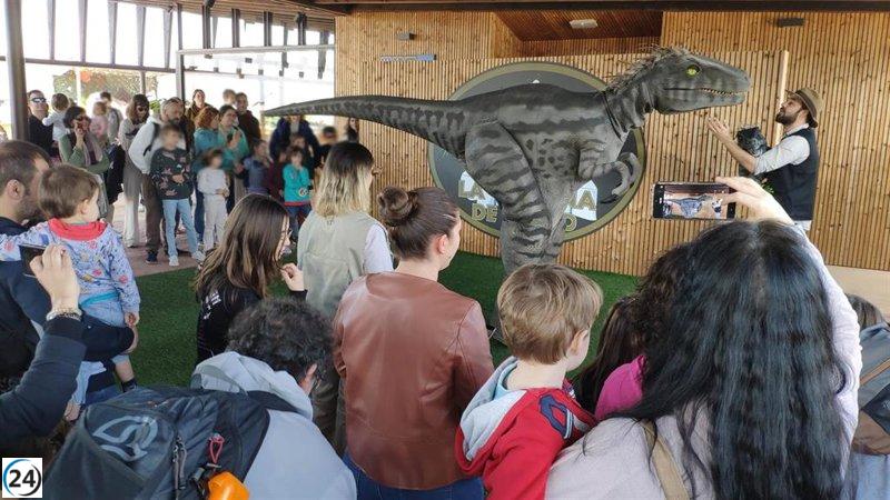 Dinópolis sorprende en el Gran Premio GoPro Aragón con un autobús y dinosaurio promocional.