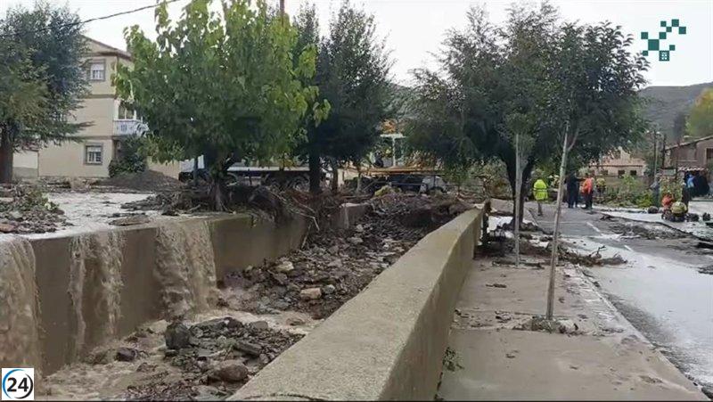 Bomberos de la DPT trabajan para controlar inundaciones en Libros (Teruel) causadas por desbordamiento del Turia.