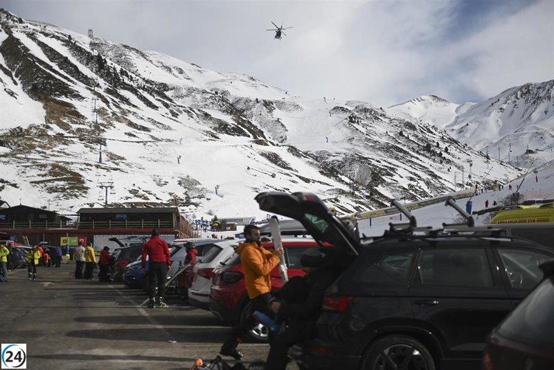 Astún reanuda actividades, excepto el telesilla Canal Roya, investigado por la Guardia Civil tras un accidente.