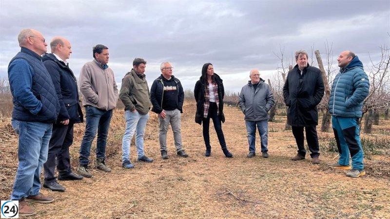 VOX demanda medidas urgentes contra la proliferación de conejos en Aragón y se encuentra con agricultores de Épila.