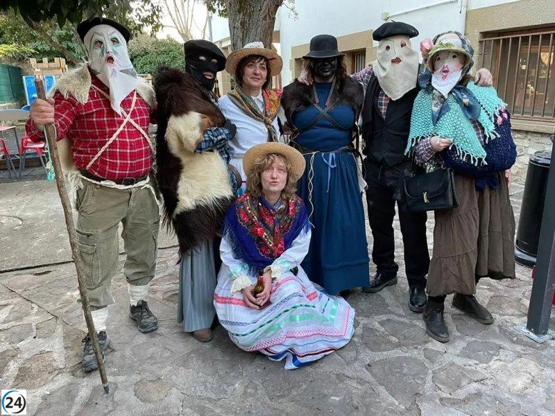 Urriés celebra un carnaval que une tradición y alegría con sus disfraces emblemáticos este sábado.
