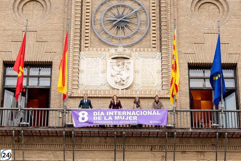El Ayuntamiento de Zaragoza exhibe una pancarta en honor al Día Internacional de la Mujer.