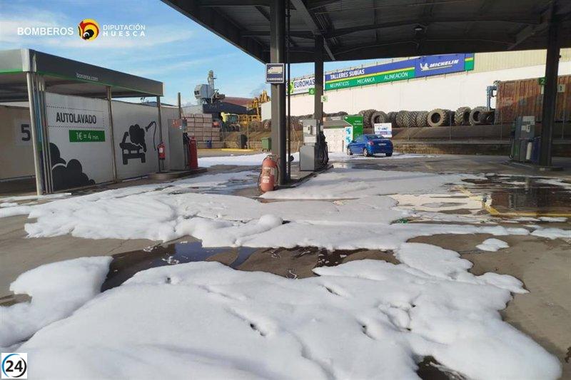 Cierra gasolinera en Monzón por fuga de 40 litros de combustible de un auto.