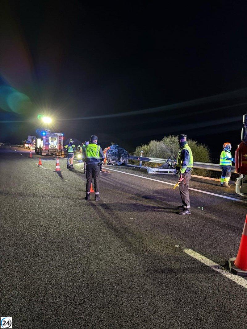 Conductor estacionado en la A-23 en Teruel pierde la vida tras ser atropellado por un camión.