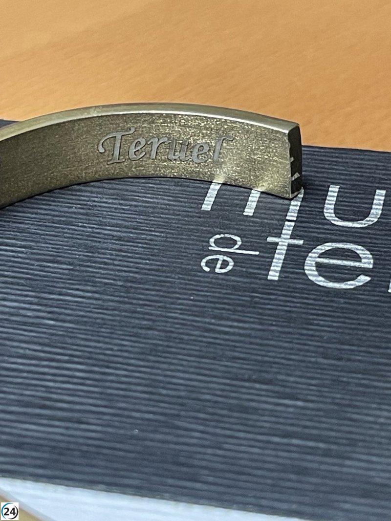 El Museo de Teruel regala a Johnny Depp un brazalete inspirado en joyas ancestrales.