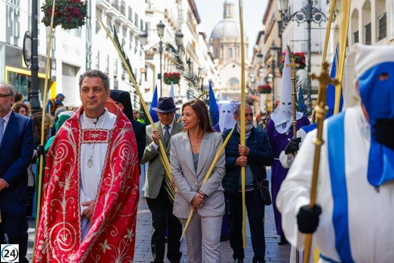 La alcaldesa Natalia Chueca se une a la procesión de Palmas de la Cofradía de la Entrada.