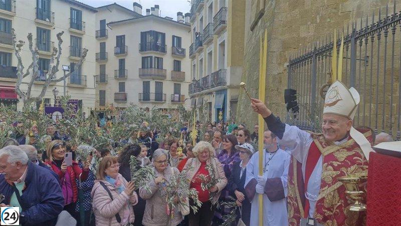 La plaza de San Pedro inaugura la Semana Santa en Huesca con la bendición de los ramos.