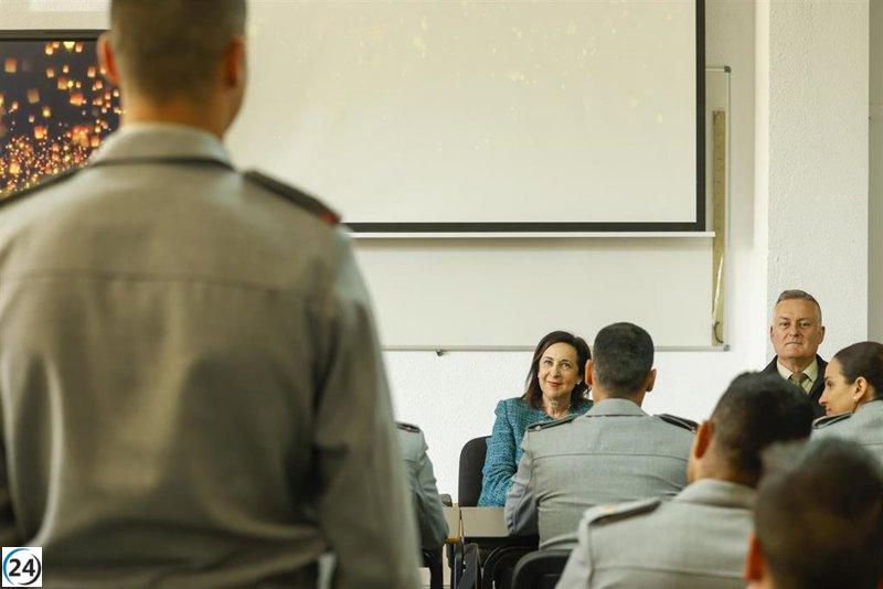 Robles destaca la dedicación de los estudiantes de la Academia General Militar: 
