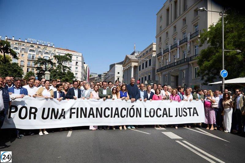 Alcaldes del PP protestan frente al Congreso demandando una revisión de la financiación municipal.
