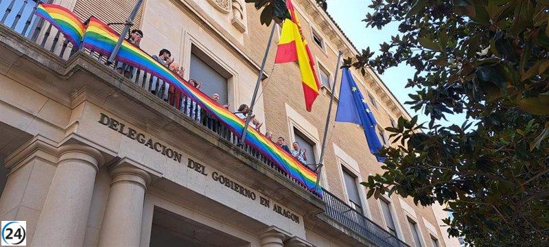 La Delegación del Gobierno despliega la bandera del Orgullo con el apoyo de grupos LGTBI.
