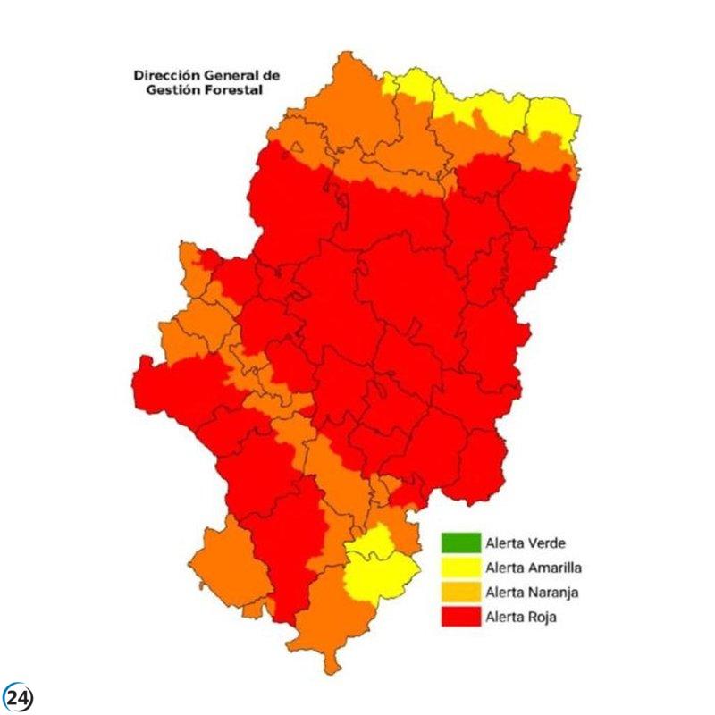 Alerta roja por riesgo de incendios forestales en 13 regiones de Aragón este domingo.
