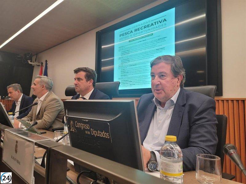 Vidal (Vox) aboga por reducir la burocracia y reorientar el turismo hacia la pesca.