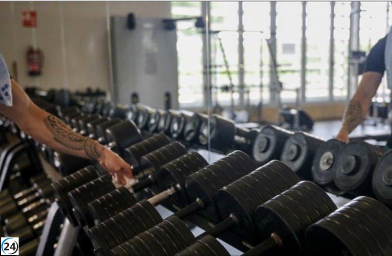 Pareja arrestada tras fuga en bicicleta tras robo de mancuernas en un gimnasio nocturno.