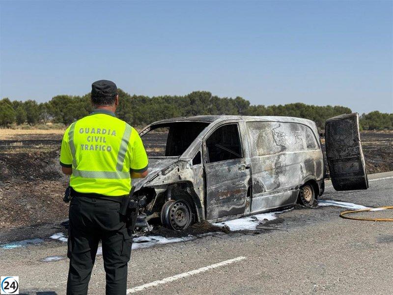 Furgoneta se incendia en la A-1210 en Almudévar (Huesca) por falla mecánica; no hay heridos.