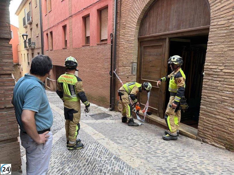 El alcalde de Tarazona dialoga con vecinos tras el colapso en las Casas Colgadas.