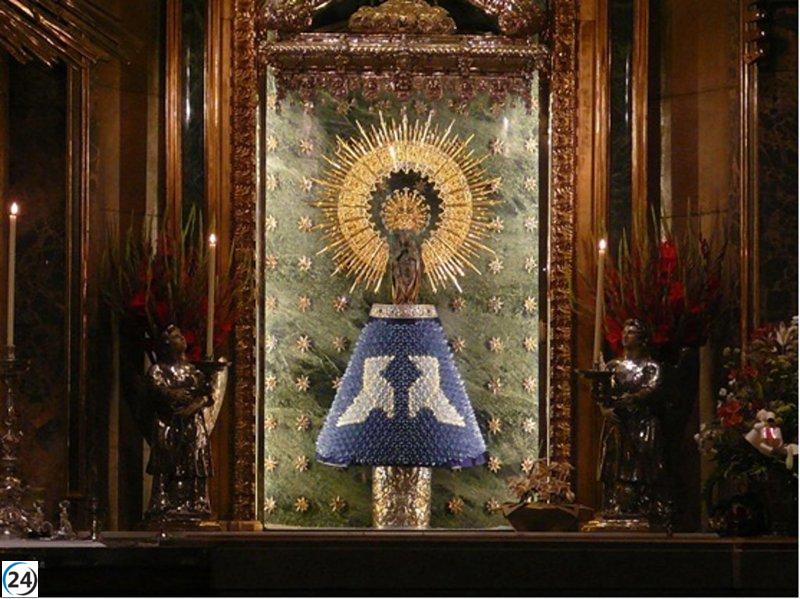 La Virgen del Pilar deslumbrante en Zaragoza con un manto de origami, conmemorando el 80 aniversario de Hiroshima.
