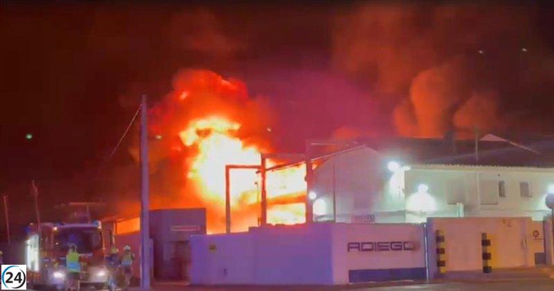Apagan el fuego en la planta química de La Cartuja.