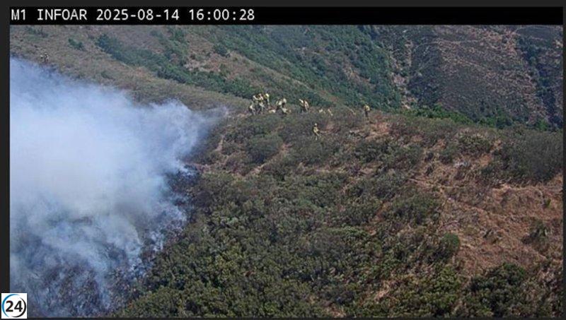 Helicóptero de Ejea regresa tras combatir incendio en Barniedo de la Reina, León.