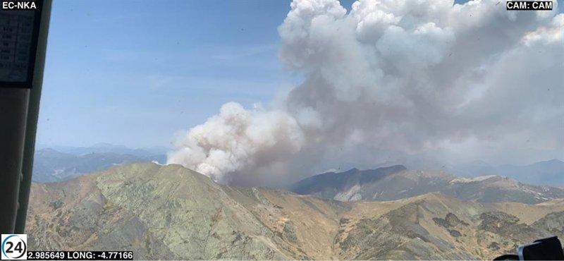 Medios de comunicación aragoneses cubren las labores de control del incendio en La Uña, León.