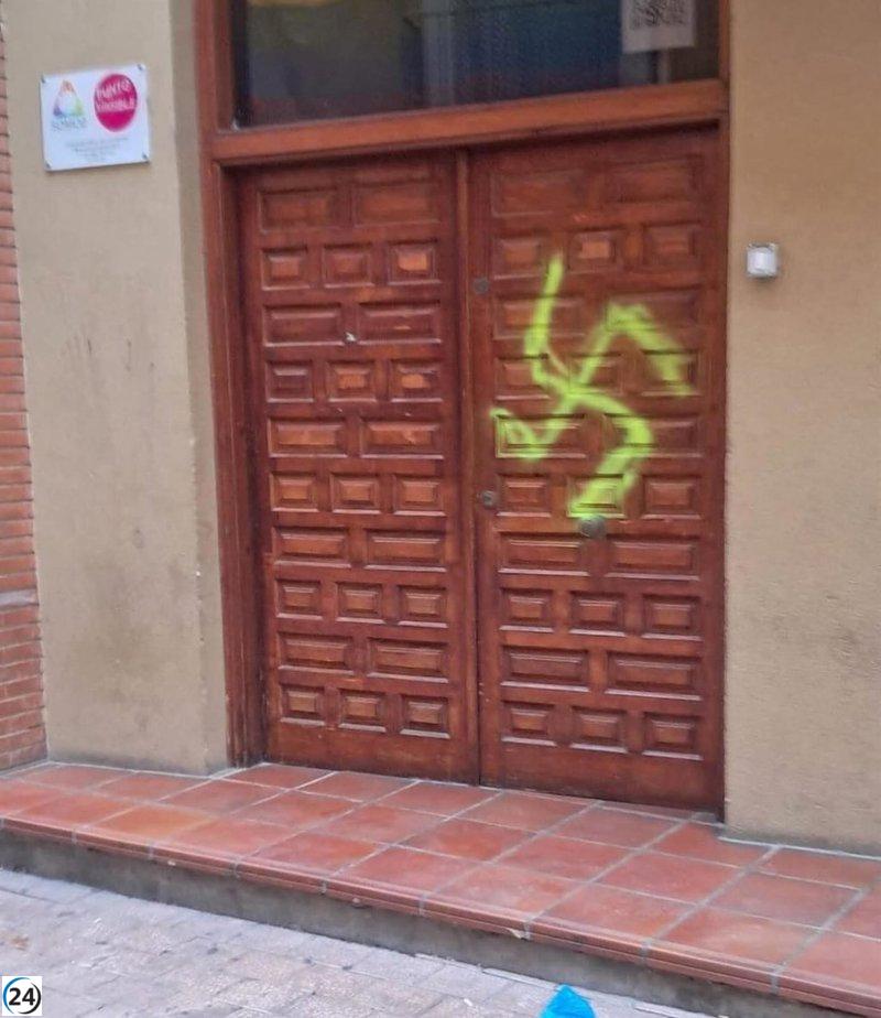 Sede de la asociación Somos LGTB+ en Zaragoza vandalizada con una esvástica.