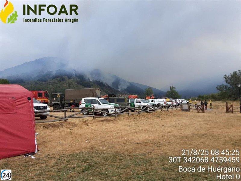 Treinta bomberos aragoneses permanecen en la lucha contra el incendio forestal en Barniedo de la Reina, Castilla y León.