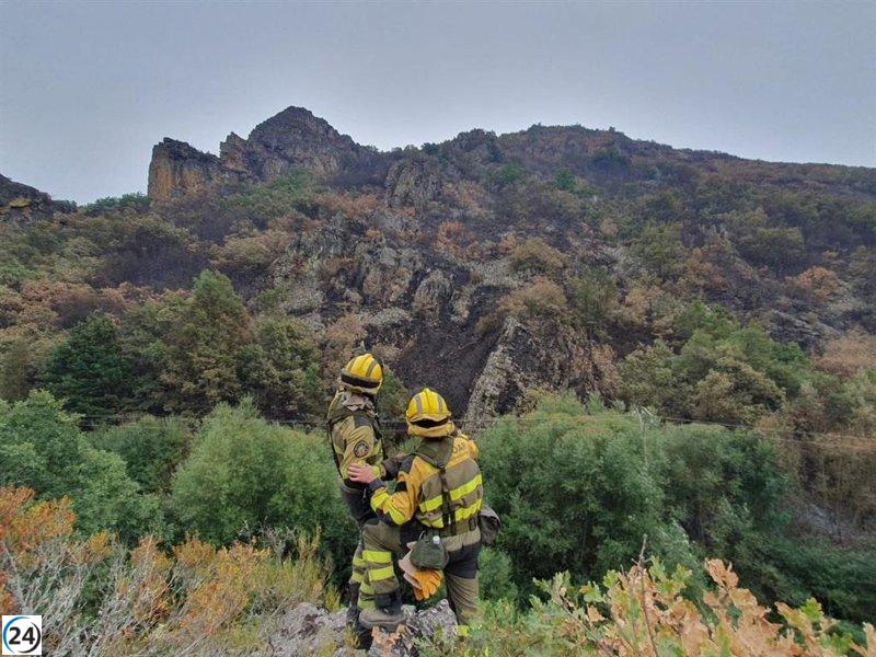 Los bomberos de Aragón intensifican esfuerzos para sofocar el incendio en Garaño, León.