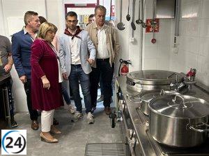 Hernández solicita respaldo al presupuesto 2026 para expandir escuelas con cocinas integradas.