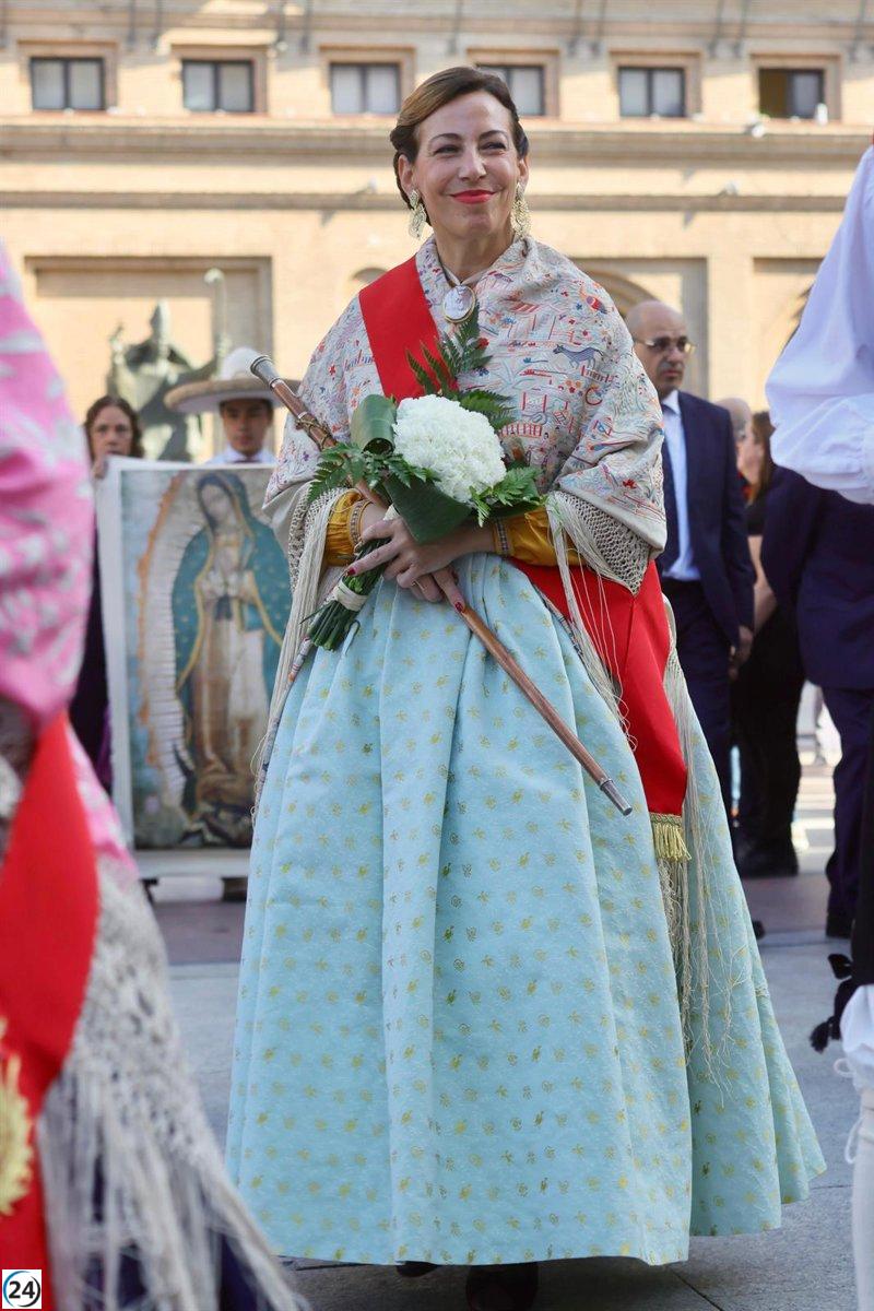 La alcaldesa Natalia Chueca se presenta en la Ofrenda con un vestuario de estilo burgués.