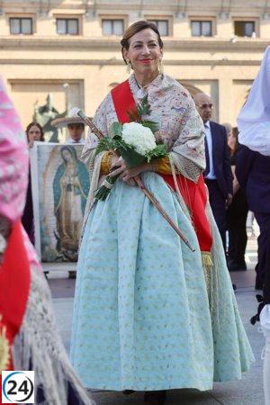 La alcaldesa Natalia Chueca se presenta en la Ofrenda con un vestuario de estilo burgués.