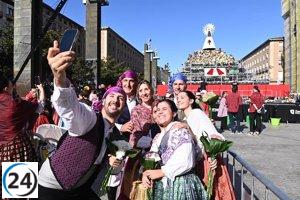 Alrededor de 25.000 personas rinden homenaje a la Virgen del Pilar con flores.