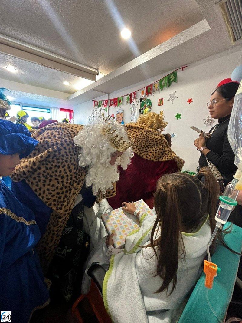 Los Reyes Magos alegran a los pequeños en el Hospital Infantil 'Miguel Servet'.
