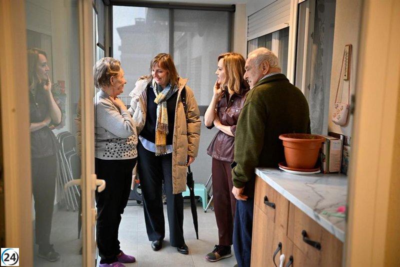 Alegría (PSOE) promete acelerar la rehabilitación de viviendas con recursos de la UE.