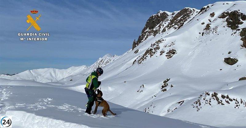 Rescatistas buscan a dos personas atrapadas por un alud en Cerler, Pirineo aragonés.