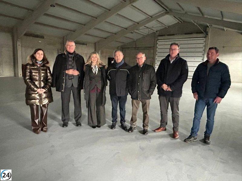 Mar Vaquero explora las infraestructuras de Camarena de la Sierra en Teruel.